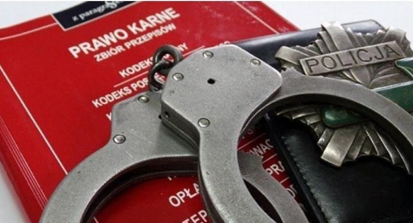 W centrum Ciechanowa skradziono samochód. Policja zatrzymała 3 osoby