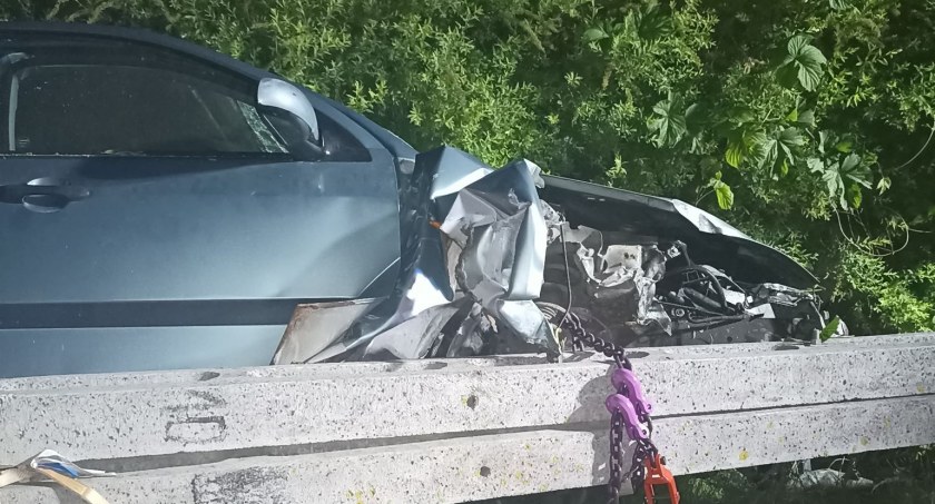 Ford uderzył w latarnię, kierowca był pijany [zdjęcia]