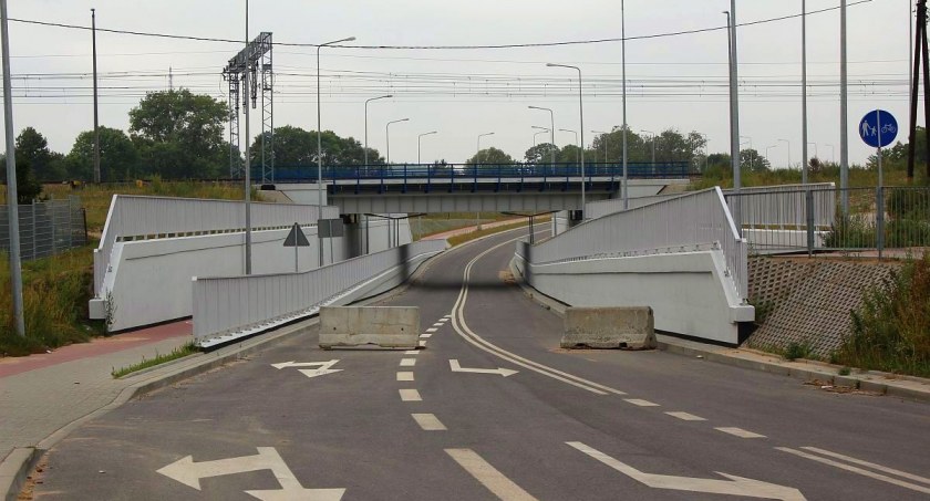 Młody mężczyzna siedział na torach w Ciechanowie. Interweniowali ratownicy
