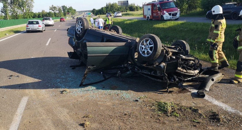 Jechał za szybko? Dachowanie VW na krajówce