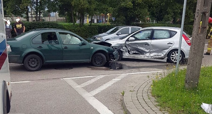 Trzy osoby ranne po zderzeniu osobówek