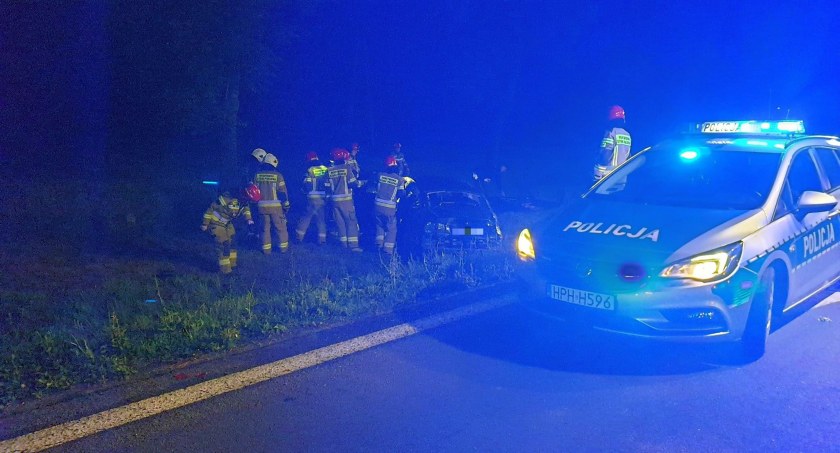 Kierowca był zakleszczony w Citroenie. Pojazd dachował 