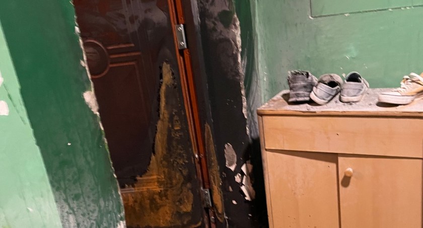 Płonęły drzwi do mieszkania. W środku było dziecko, jedna osoba została ranna [zdjęcia]