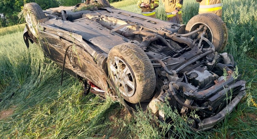Ciechanowianin próbował wyprzedzać. Jedno auto dachowało, drugie uderzyło w drzewo [zdjęcia]