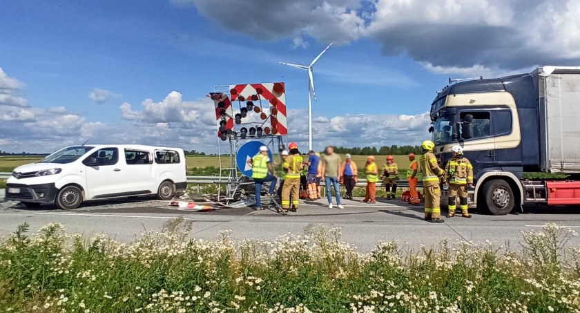 Kolejne takie zdarzenie. Uderzył w przyczepę ze znakiem drogowym [zdjęcia]