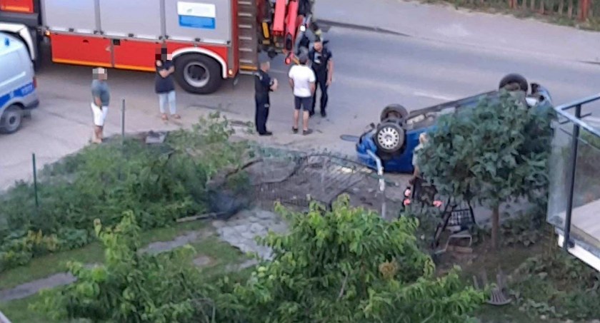 Staranował ogrodzenie i dachował. Groźne zdarzenie w Ciechanowie [zdjęcia]