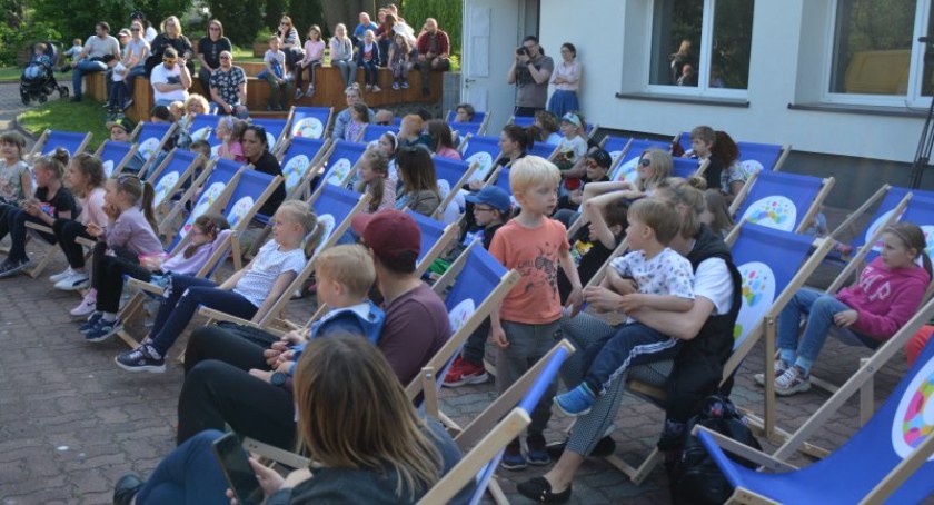 Plenerowe przedstawienia teatralne dla dzieci w Ciechanowie