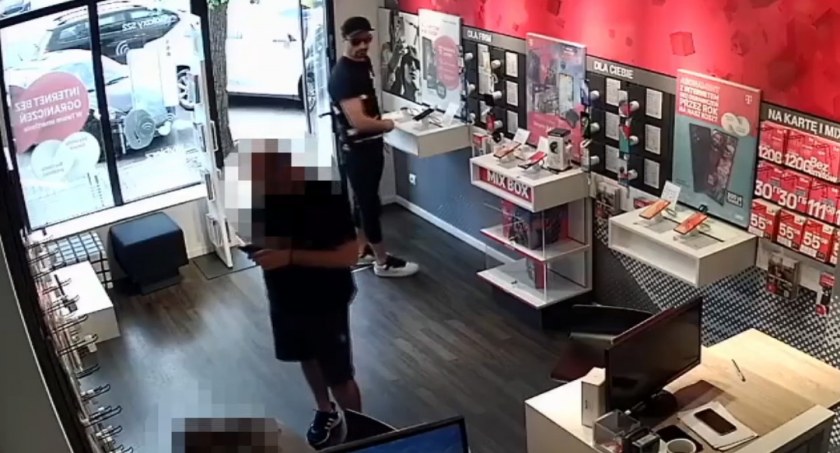 Ukradł telefon z salonu [wideo]
