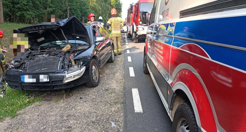 Zderzenie osobówki z ciężarówką na drodze Ciechanów-Glinojeck