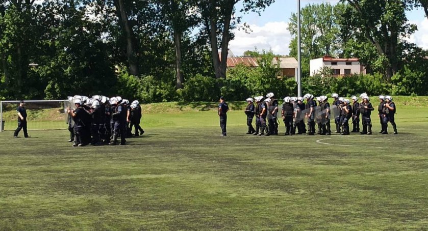 Pododdziały policji na ciechanowskim stadionie [zdjęcia]