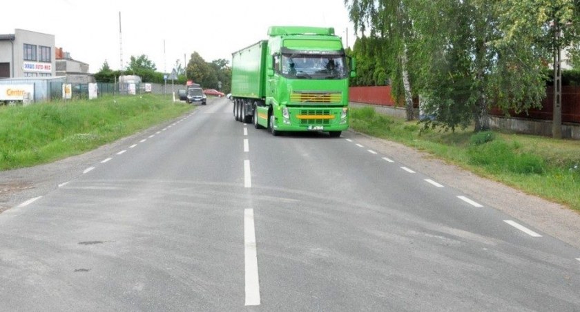 Wypadek pod Ciechanowem. Ciężarówka potrąciła dziecko [zdjęcia]