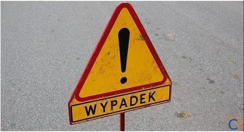 Naczepa uderzyła w osobówkę. Niebezpieczne zdarzenie w Ciechanowie