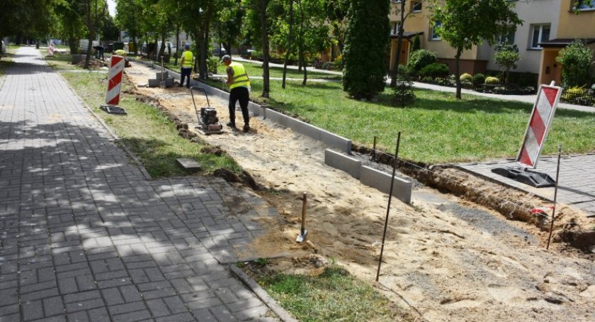 W Ciechanowie budują nową ścieżkę rowerową