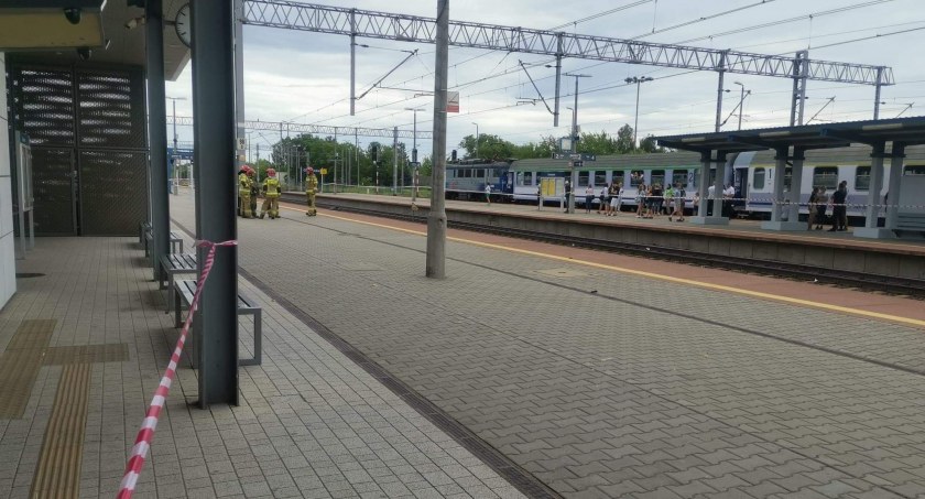 Z ostatniej chwili: Tragedia na dworcu kolejowym w Ciechanowie. Jedna osoba nie żyje [zdjęcia]