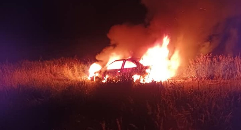 W powiecie ciechanowskim spłonął samochód [zdjęcia]