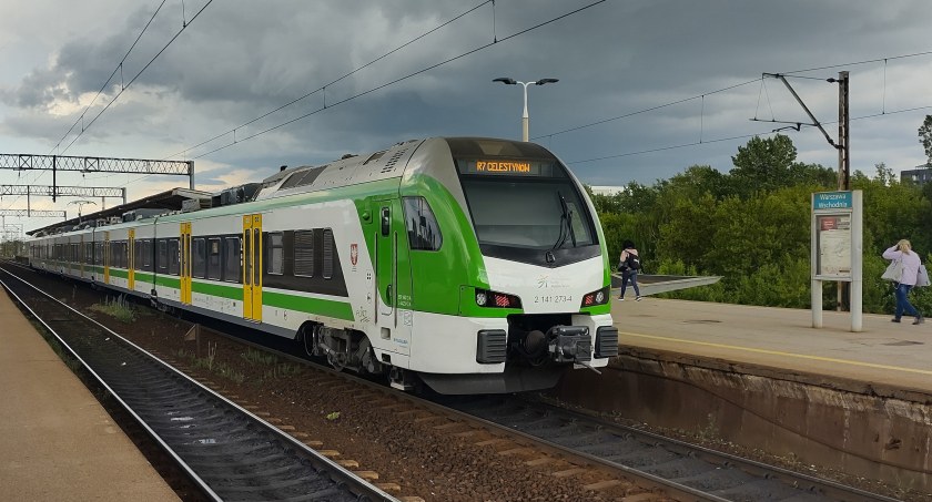 Jeden bilet, nieograniczona liczba przejazdów. Wakacyjna oferta Kolei Mazowieckich