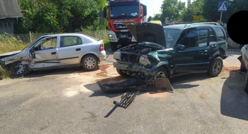 Trzy samochody zderzyły się pod Ciechanowem [zdjęcia]