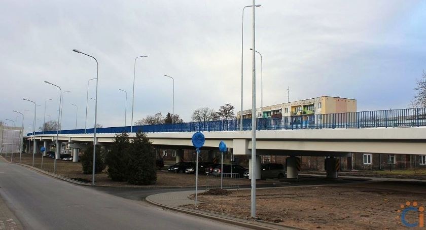 Interwencja służb na wiadukcie w Ciechanowie