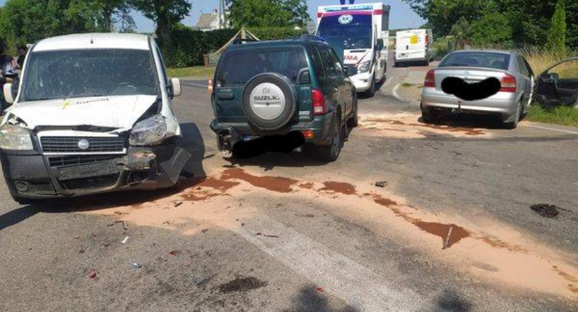 Cztery osoby trafiły do szpitala. Wypadek pod Ciechanowem