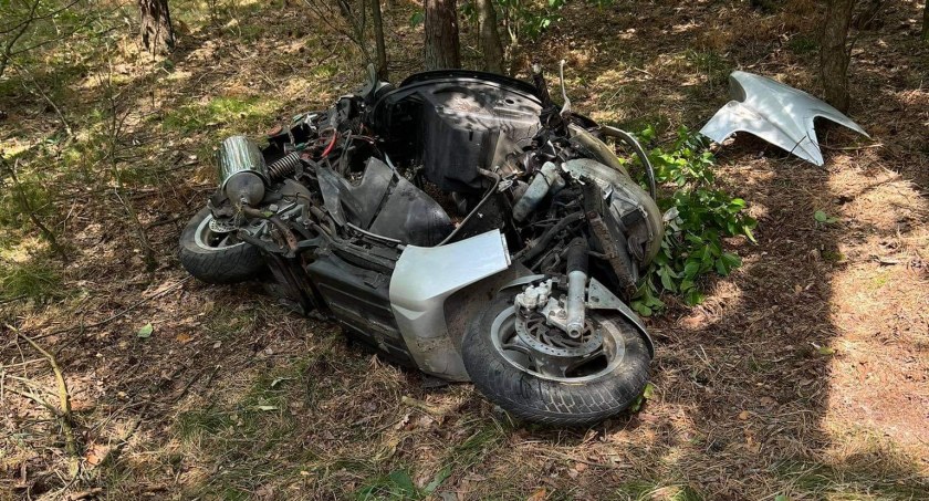 Motorower uderzył w drzewo [zdjęcia]