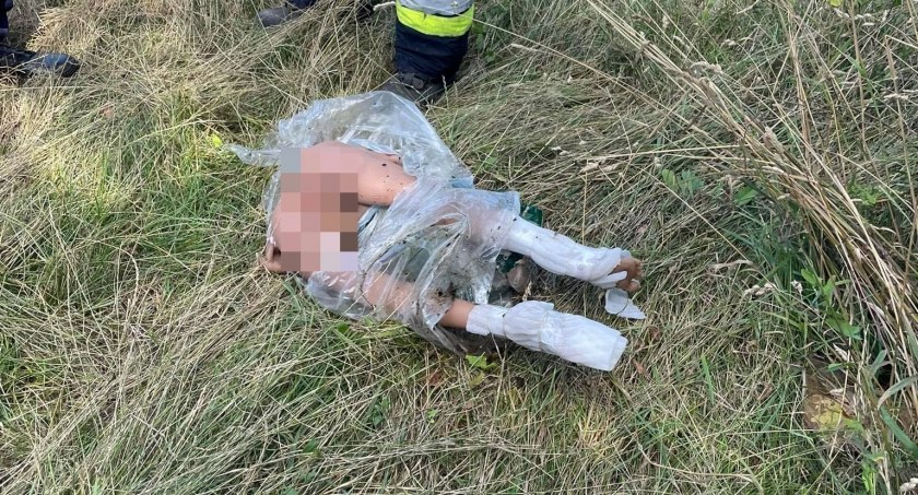 Dostali wezwanie o zwłokach w rzece. Wyciągnęli z wody ... dmuchaną lalkę 