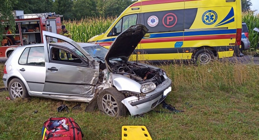 Na prostym odcinku uderzył w drzewo. Młody kierowca i pasażerowie byli nietrzeźwi