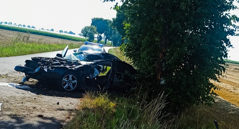 Młody kierowca był zakleszczony w rozbitym Audi