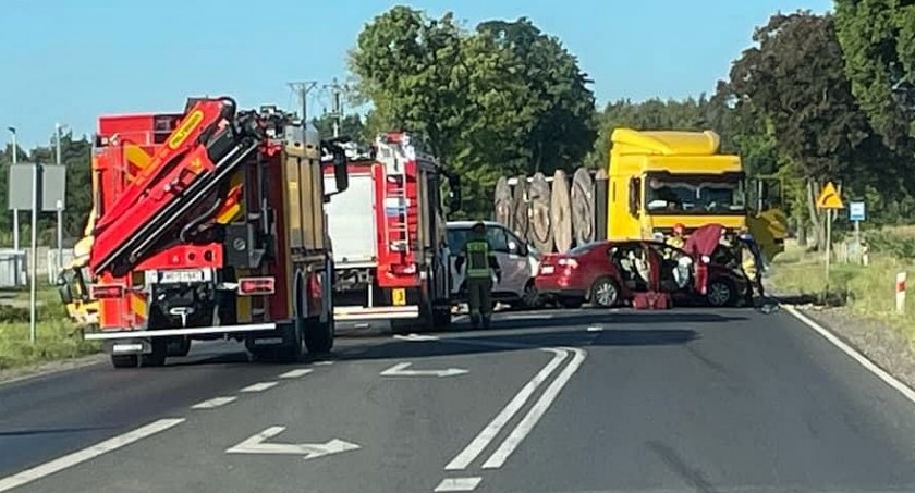 [AKTUALIZACJA] Cztery pojazdy zderzyły się pod Ciechanowem [zdjęcia]
