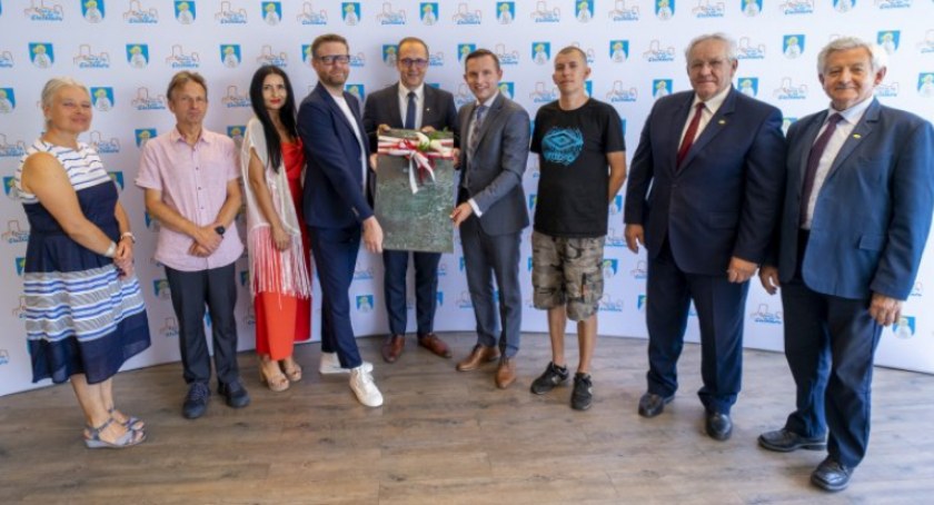 Zaginiona zabytkowa tablica wróciła do Ciechanowa