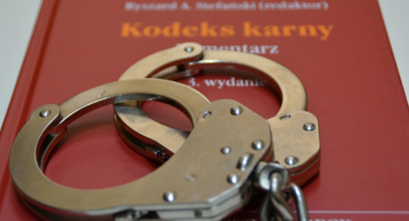 Kopał i obrażał policjantki. 20-latek został zatrzymany