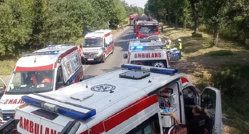 Zderzenie aut pod Ciechanowem. Karetki zabrały do szpitala cztery osoby [zdjęcia]