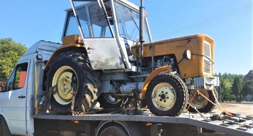 Zatrzymał się na skrzyżowaniu i zasnął za kierownicą