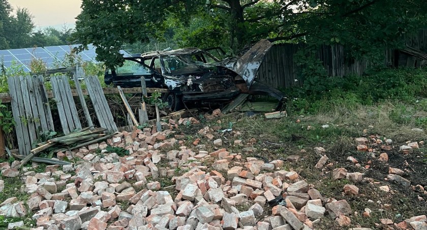 Staranował trzy bramy i uderzył w drzewo [zdjęcia]