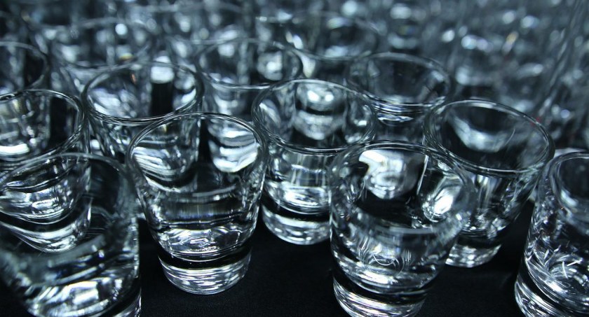 Szkło w wódce. Popularny alkohol znika ze sklepowych półek