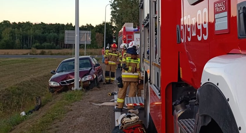 Uderzył autem w latarnię. Nie był w stanie utrzymać się na nogach