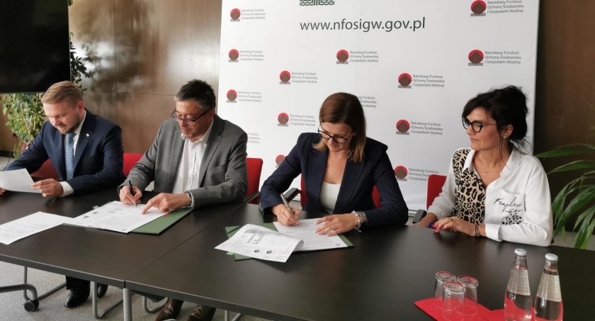 Umowa podpisana. Ponad 4 mln zł dla Ciechanowa na nowe autobusy
