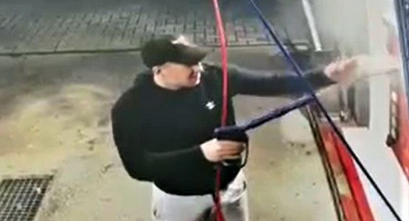 Uszkodził myjnię. Jest poszukiwany przez policję [zdjęcia]