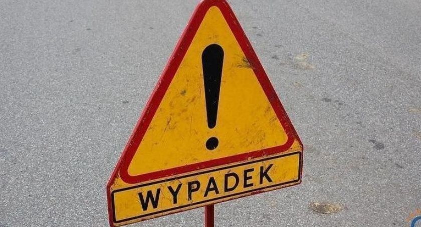 Najechała na wysepkę i uderzyła w drzewo. Wypadek pod Ciechanowem