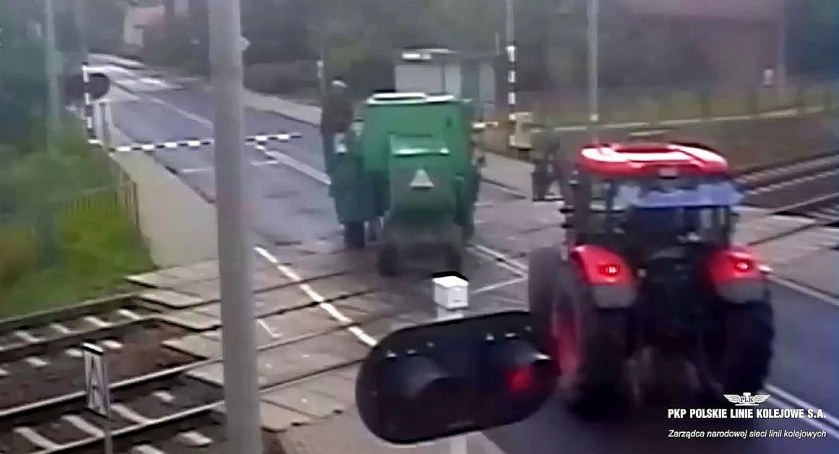 O krok od tragedii. Maszyny rolnicze między zamkniętymi rogatkami, chwilę później nadjechał pociąg [wideo]