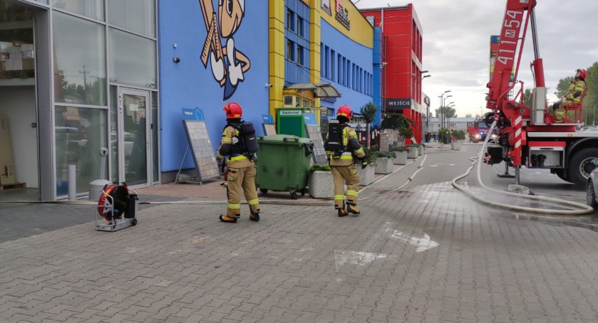 Straż pożarna w ciechanowskiej galerii handlowej