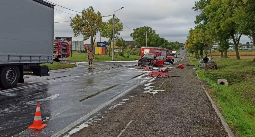 Osobowy Mercedes zderzył się z ciężarówką i dostawczakiem