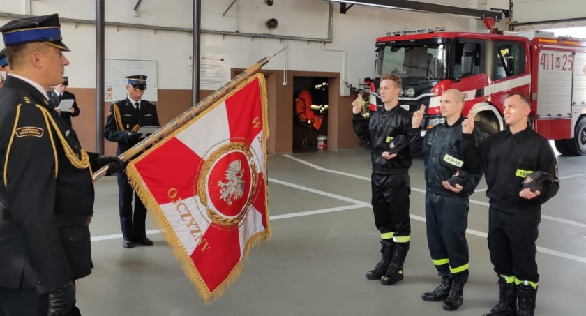 Nowi strażacy w ciechanowskiej komendzie