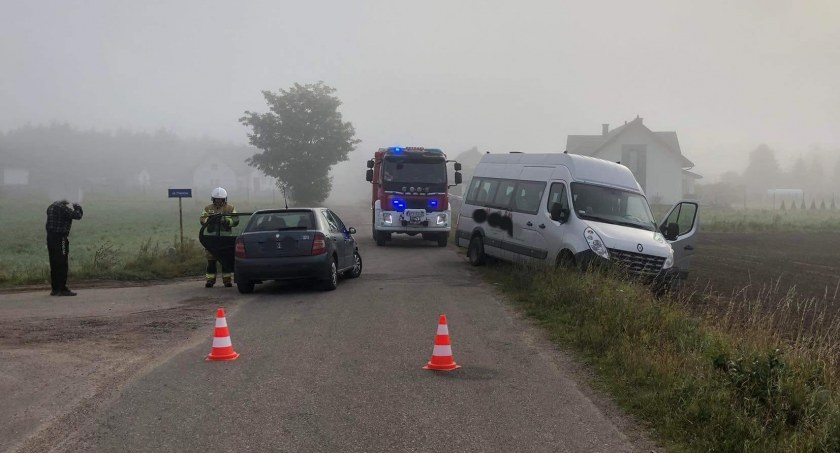 Osobówka zderzyła się z busem