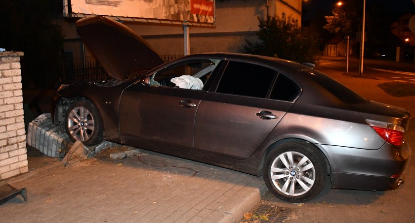 Przejechał przez środek ronda i wbił się w ogrodzenie