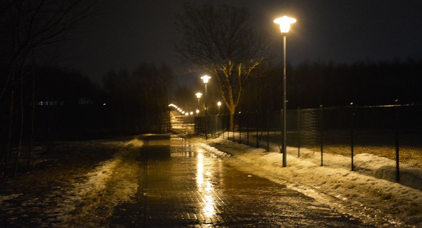 Nowy ciąg pieszo-rowerowy doczekał się już oświetlenia