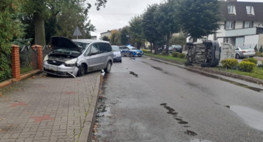 Jedno auto na boku, drugie na chodniku. Niebezpieczne zdarzenie o poranku