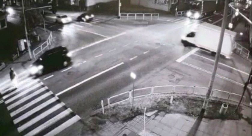 Poranny wypadek na przejściu dla pieszych [wideo]