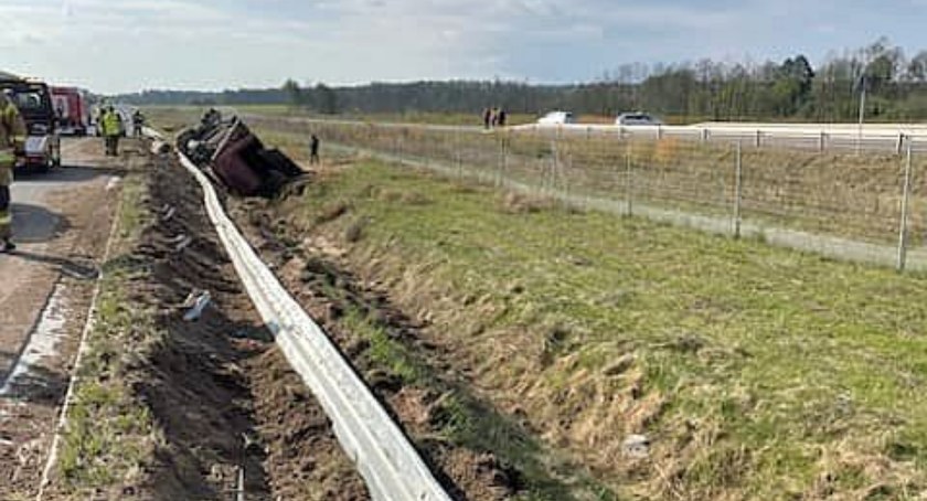 Z ostatniej chwili: W powiecie ciechanowskim dachowała ciężarówka