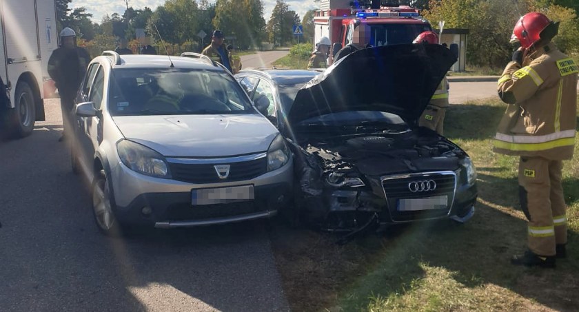 Dwoje rannych po zderzeniu osobówek [zdjęcia]