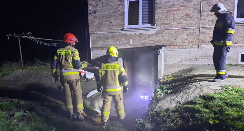 Pożar w domu pod Ciechanowem [zdjęcia]